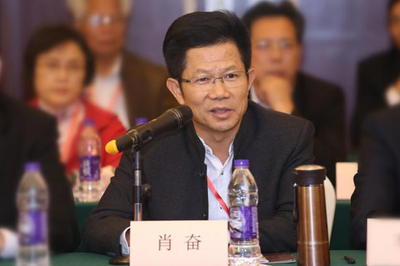 (同乡会)会长联席会议"承办单位——南宁茂名商会会长陈鸿移交会旗